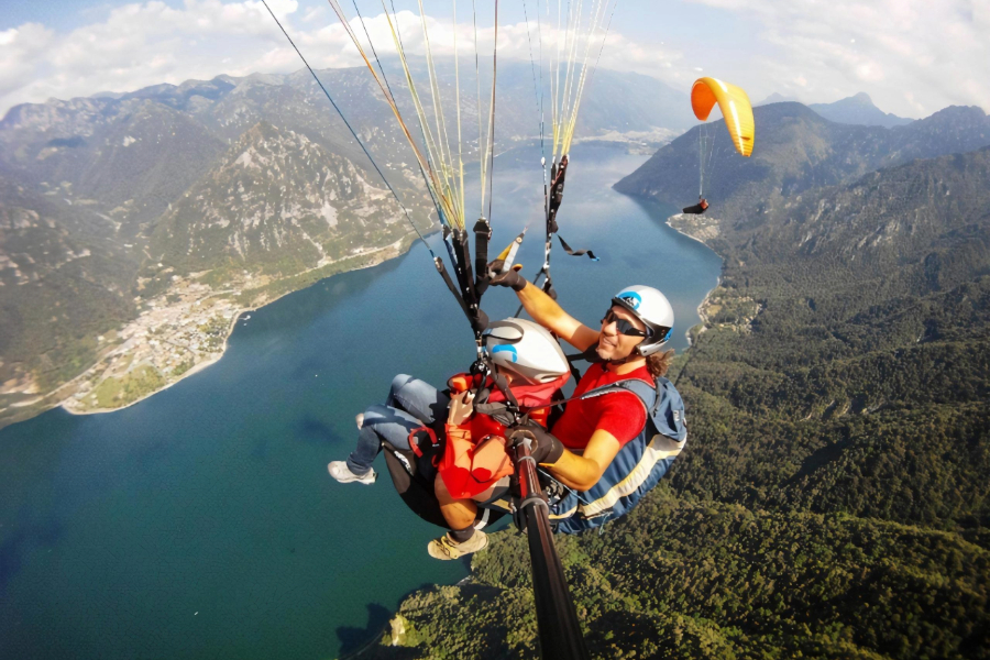 Parapendio sopra il Lago di Garda